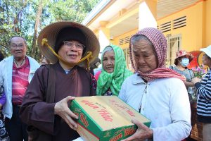 Hoà thượng Thích Chơn Nguyên, trụ trì Thiền Viện Vạn Hạnh Thành phố Hồ Chí Minh trao quà dân nghèo