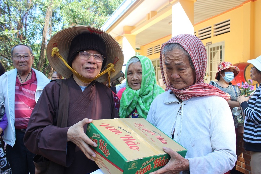 Hoà thượng Thích Chơn Nguyên, trụ trì Thiền Viện Vạn Hạnh Thành phố Hồ Chí Minh trao quà dân nghèo